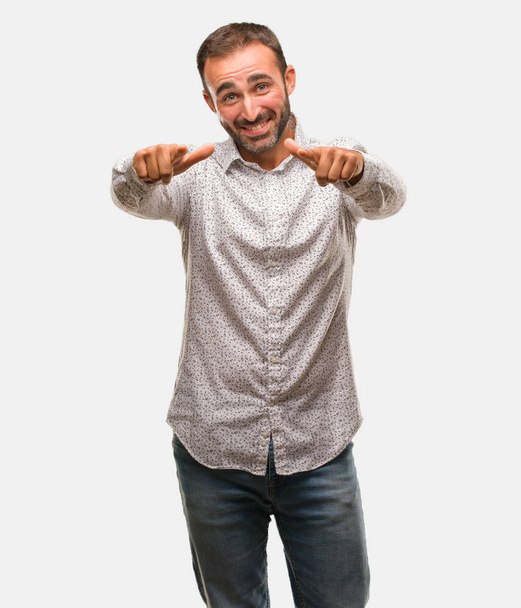 Uomo caucasico su saliscendi grigi allegro e sorridente
 - Foto, immagini