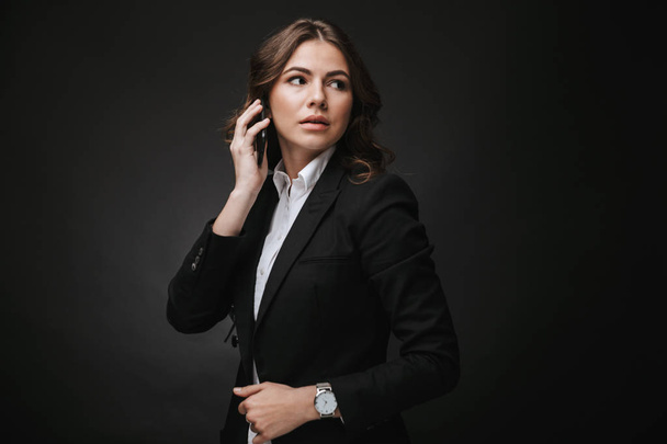 Αυτοπεποίθηση νεαρός επιχειρηματίας φορώντας ένα κοστούμι στέκεται - Φωτογραφία, εικόνα