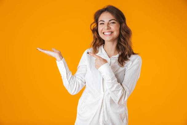 Portrait of a cheerful young woman wearing white shirt - Foto, Bild