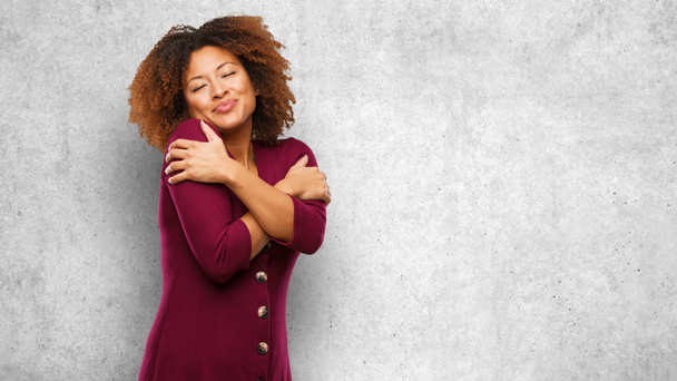 Νεαρή μαύρη γυναίκα Αφρο δίνοντας μια αγκαλιά - Φωτογραφία, εικόνα