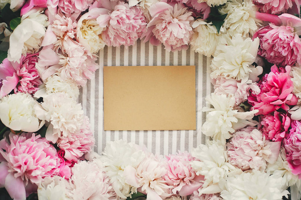 Carte de vœux vide en pivoines roses et blanches sur table, fl
 - Photo, image