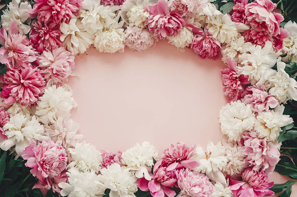 stilvolle rosa und weiße Pfingstrosen Rahmen auf rosa Papier flach legen mit - Foto, Bild