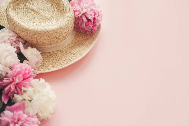Stylowy kapelusz słomkowy rustykalny z różowe i białe piwonie na różowy pa - Zdjęcie, obraz
