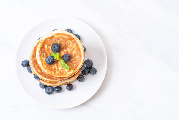 pancake with fresh blueberries - Фото, зображення