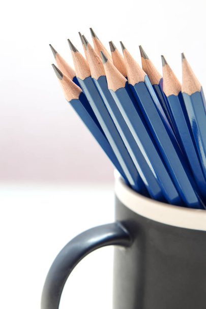 crayons bleus dans une tasse isolée sur fond blanc
 - Photo, image