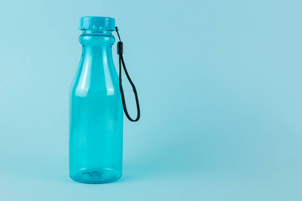 primo piano di bottiglia di plastica blu su sfondo blu
 - Foto, immagini