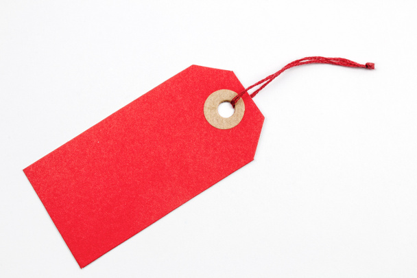 roter Papieranhänger gebunden mit Schnur isoliert auf weißem Papier - Foto, Bild