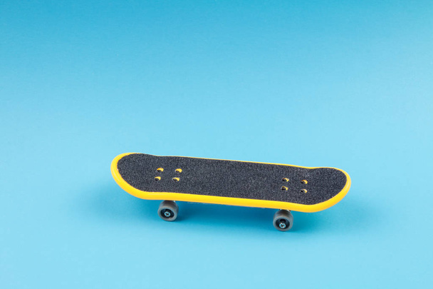 Mini Skateboard giocattolo su sfondo blu
 - Foto, immagini