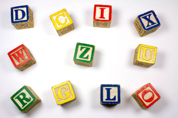 Pohled shora na dřevěné barevné kostky abeceda na bílém pozadí - Fotografie, Obrázek