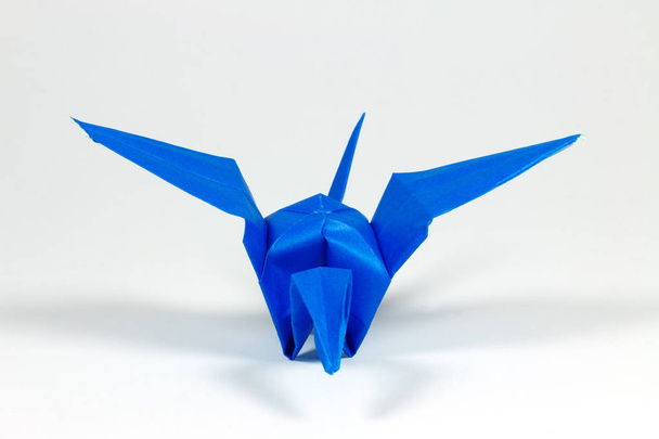 niebieski origami ptak na białym tle - Zdjęcie, obraz