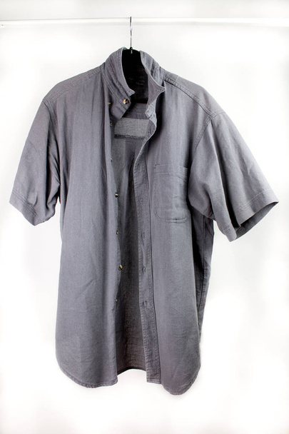 primer plano de camisa gris aislada en blanco
 - Foto, Imagen