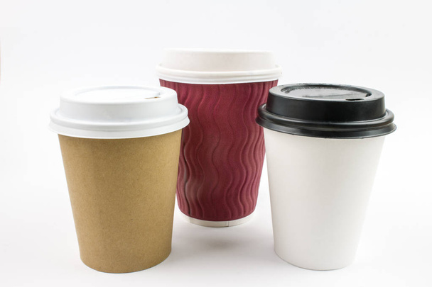 kertakäyttökupit valkoisella pohjalla olevaa kahvia ja kuumia juomia varten
 - Valokuva, kuva