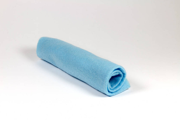κοντινό πλάνο μπλε πετσέτας σε λευκή επιφάνεια - Φωτογραφία, εικόνα