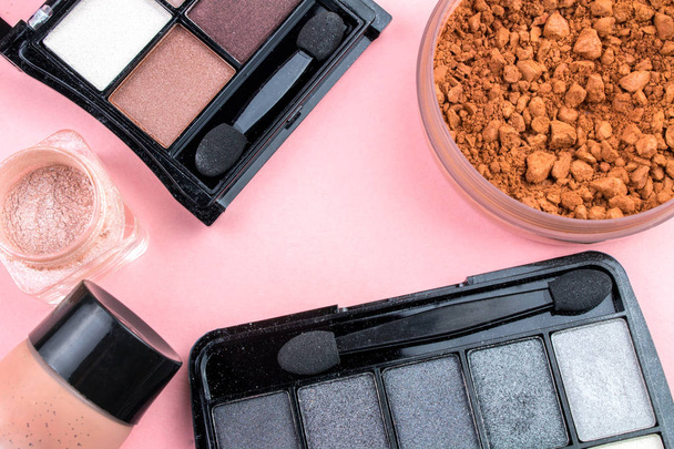 Cosmetica en make-up samenstelling op roze achtergrond - Foto, afbeelding