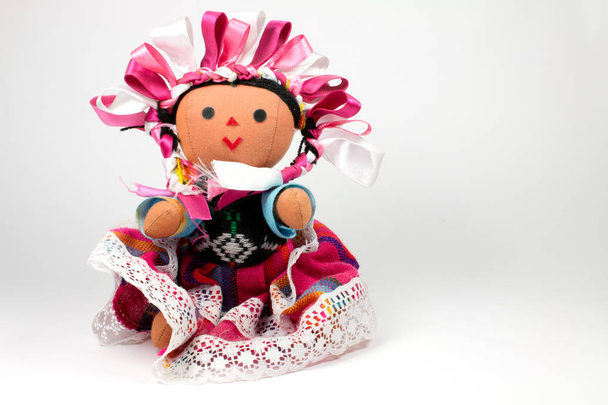 Μεξικάνικη παραδοσιακή κούκλα σε λευκή επιφάνεια - Φωτογραφία, εικόνα