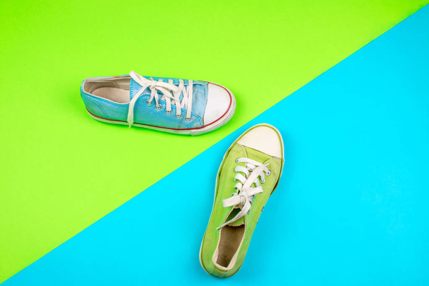 çift renkli arka plan üzerinde canlı spor ayakkabı  - Fotoğraf, Görsel