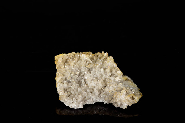 макро мінеральний кварцовий камінь на чорному фоні
 - Фото, зображення