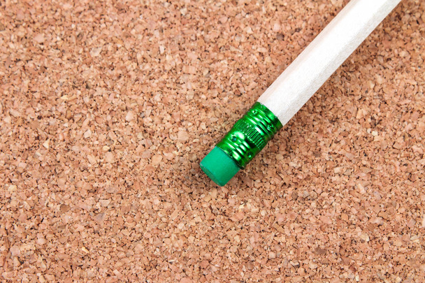 matita in legno con gomma verde su sfondo sughero
 - Foto, immagini