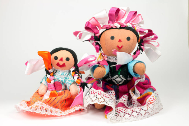 bonecas tradicionais mexicanas na superfície branca
 - Foto, Imagem