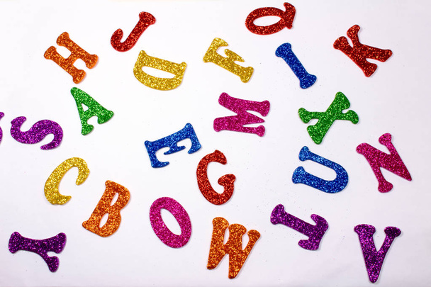 Litery alfabetu z kolorowym blasku na białym tle - Zdjęcie, obraz