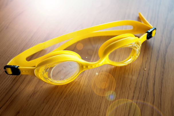 brýle žluté fondu, zblízka - Fotografie, Obrázek