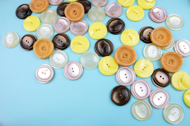 mavi arka plan üzerinde renkli plastik yuvarlak düğmeleri - Fotoğraf, Görsel