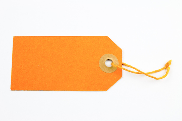 etiqueta de papel naranja atada con cuerda aislada en blanco
 - Foto, Imagen