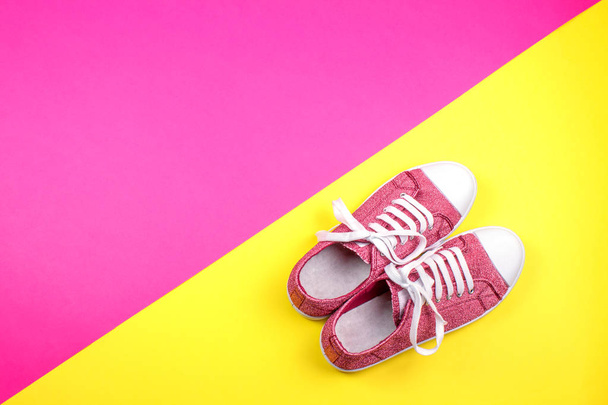 paire de baskets vibrantes sur fond rose et jaune
  - Photo, image