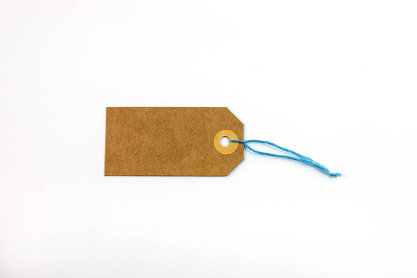 etiqueta de cartón atada con cuerda aislada en blanco
 - Foto, Imagen
