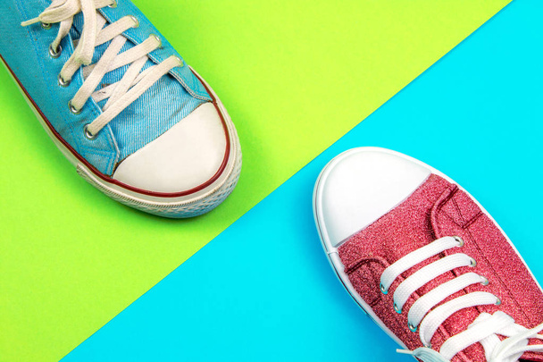 par de zapatillas vibrantes sobre fondo colorido
  - Foto, imagen