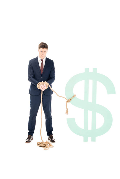 επιχειρηματίας που δεσμεύονται με το σχοινί με το σύμβολο του δολαρίου να απομονωθεί σε λευκό - Φωτογραφία, εικόνα