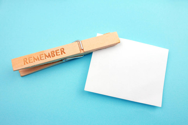 vista superior de espinha de madeira com sinal de memória e cartão vazio no fundo azul
   - Foto, Imagem