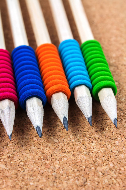színes fából készült ceruza, cork háttér - Fotó, kép