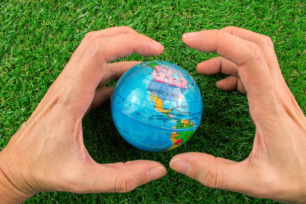 Plastik dünya Küre ve eller. - Fotoğraf, Görsel