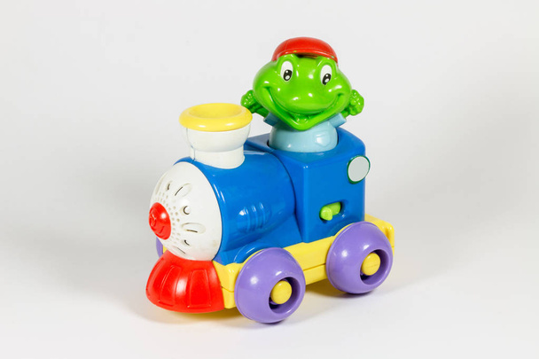 zblízka záběr plastové hračky žáby na vlaku izolované na bílém - Fotografie, Obrázek