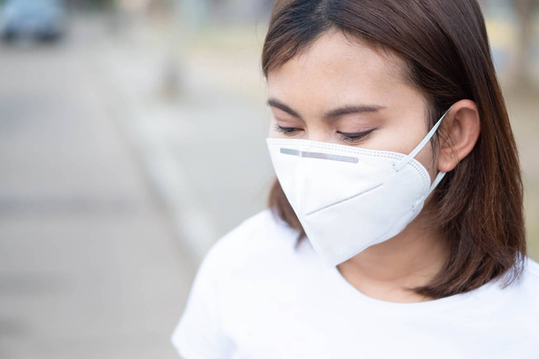 Zbliżenie kobieta noszenia maski dla protect zanieczyszczenia powietrza, pojęcie opieki zdrowotnej i medycznej - Zdjęcie, obraz