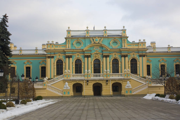 Киев, Украина - 17 февраля 2019 года: знаменитый Мариинский дворец в Киеве, Украина
 - Фото, изображение