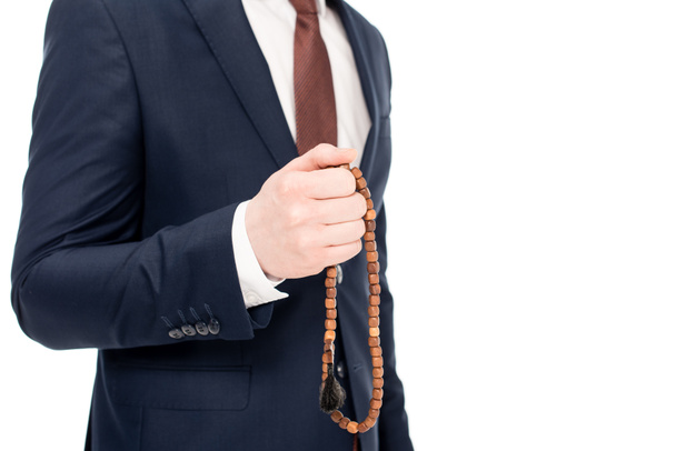 vista recortada del hombre de negocios rezando y sosteniendo cuentas de rosario aisladas en blanco
 - Foto, Imagen