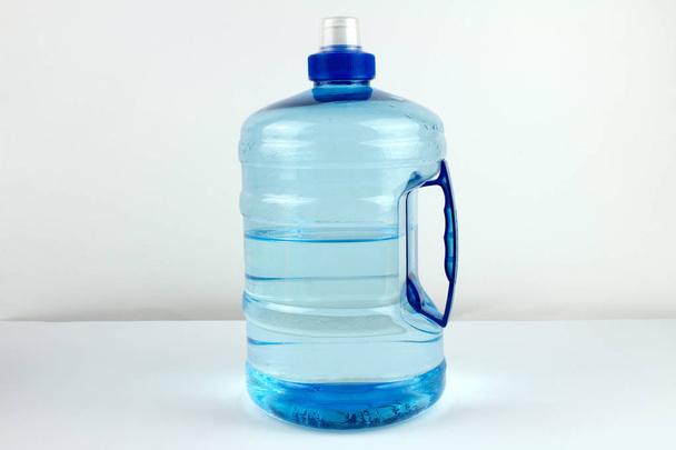 Blízká modrá sportovní láhev s lahví na bílém - Fotografie, Obrázek