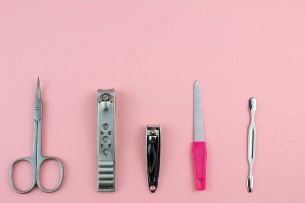 Manicure en Pedicure hulpmiddelen op roze achtergrond - Foto, afbeelding