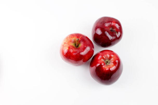 beyaz izole tatlı kırmızı elma  - Fotoğraf, Görsel