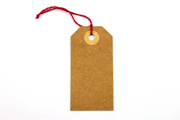 etiqueta de cartón atada con cuerda aislada en blanco
 - Foto, imagen