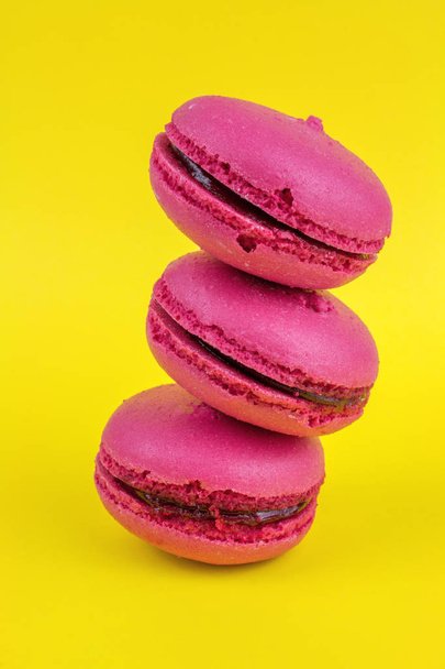Deliciosos macarrones dulces de frambuesa
 - Foto, Imagen