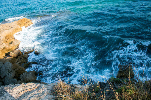 мальовничий знімок природного скелі над морем
 - Фото, зображення