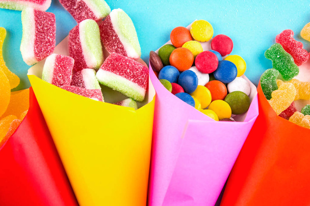 Цветные конфеты с желе на голубом фоне
 - Фото, изображение