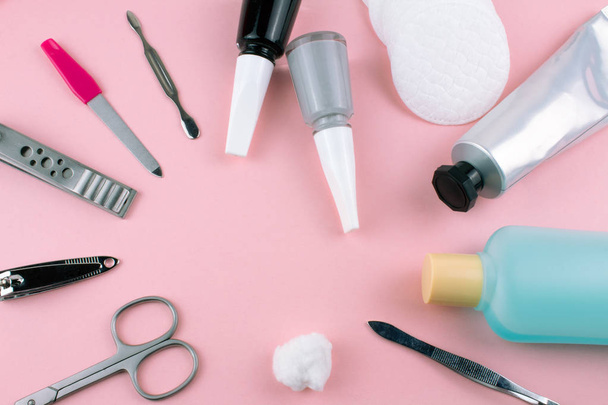 Manicure en Pedicure hulpmiddelen op roze achtergrond - Foto, afbeelding