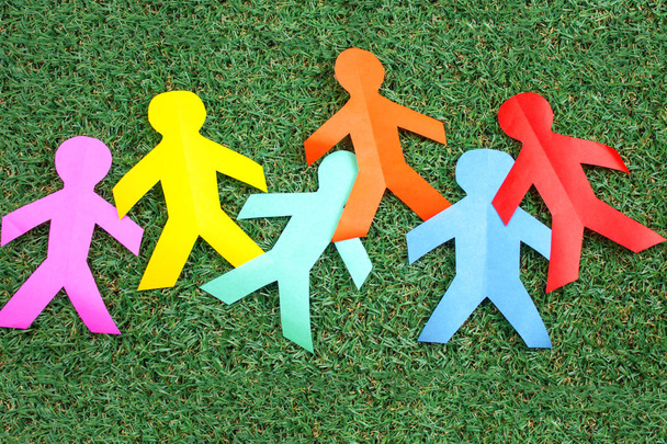 pessoas de papel coloridas no fundo de grama verde
 - Foto, Imagem