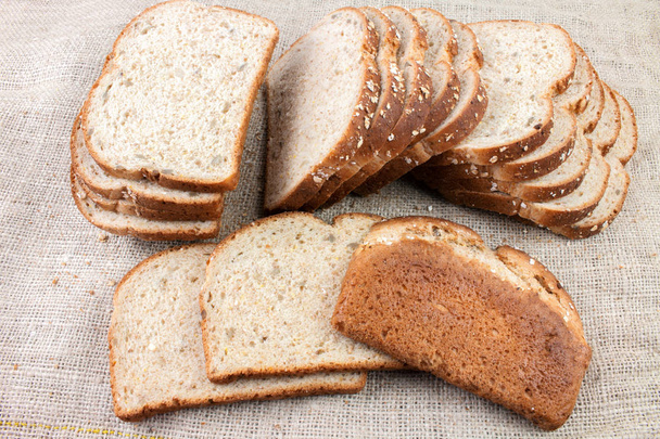 Rebanadas de pan fresco en el fondo del saco
 - Foto, Imagen