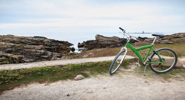 vihreä pyörä meren rannikolla Yeu saarella
 - Valokuva, kuva