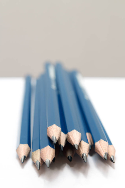lápis de escola azul no fundo branco
 - Foto, Imagem